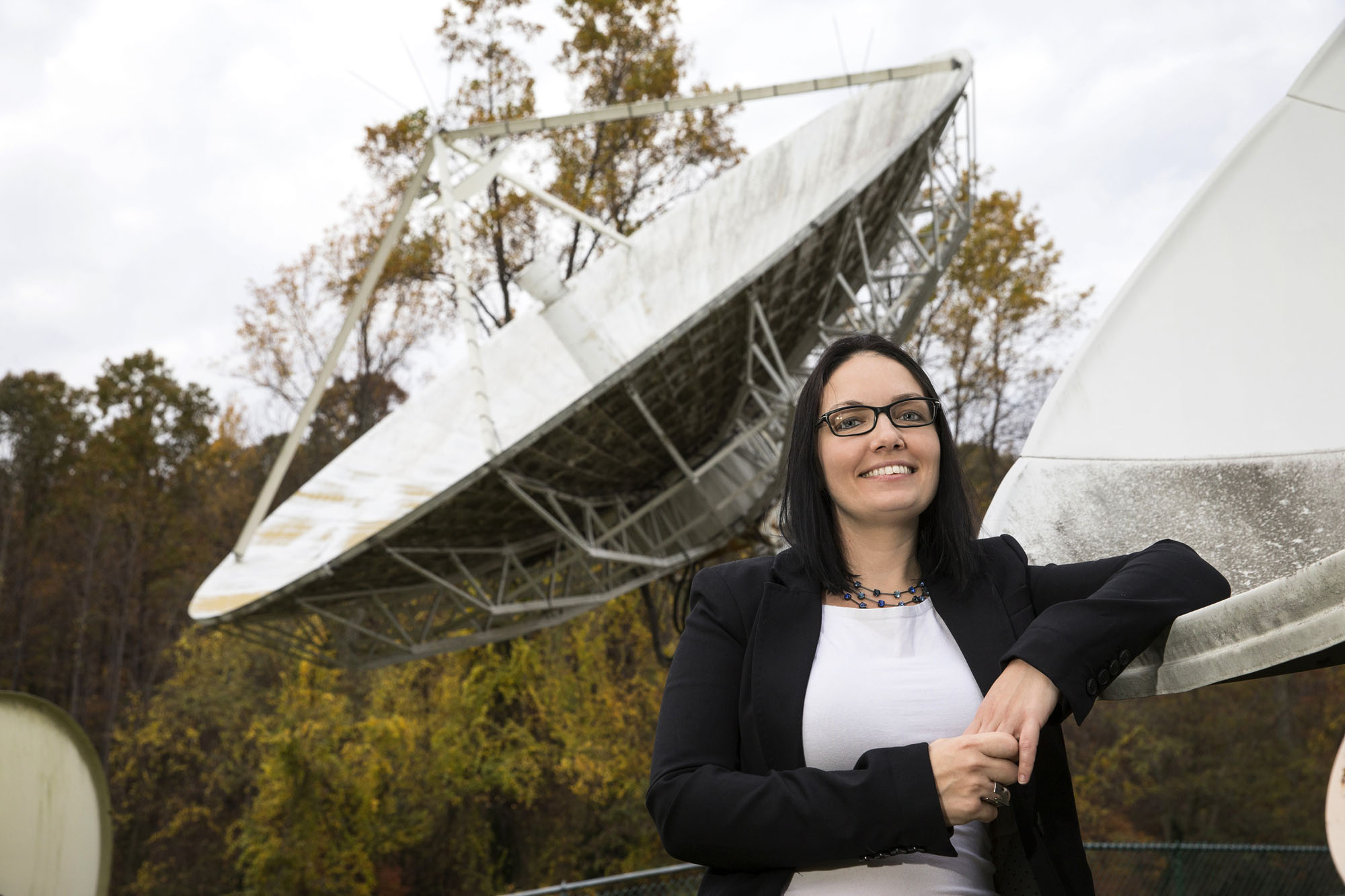 Dr. Sabrina Stierwalt in front of radio telescopes